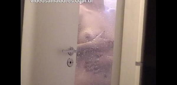 Garota toma banho de porta aberta e é filmada pelada, pelo irmão caçula